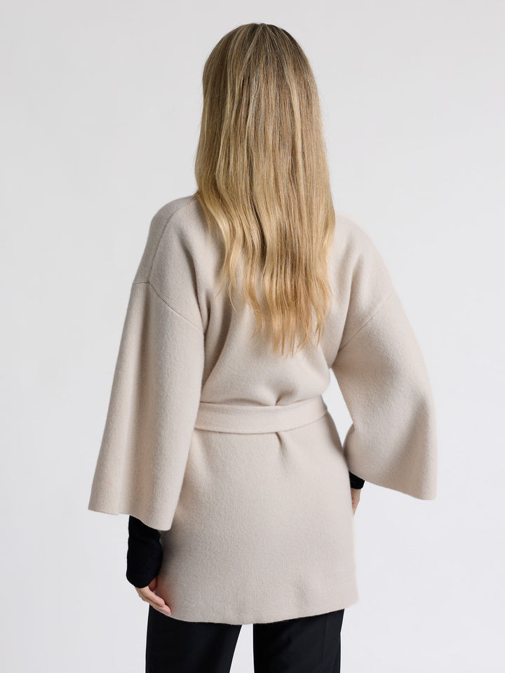 Kashmirjakke "Vera" i 100% ren cashmere. Norsk design fra Kashmina. Farge: Cream.