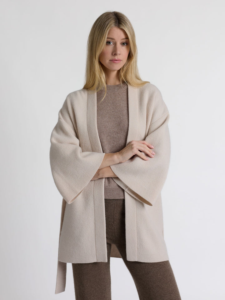 Kashmirjakke "Vera" i 100% ren cashmere. Norsk design fra Kashmina. Farge: Cream.