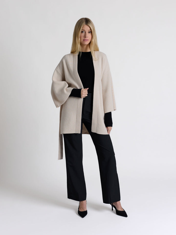 Kashmirjakke "Vera" i 100% ren cashmere. Norsk design fra Kashmina. Farge: Cream.