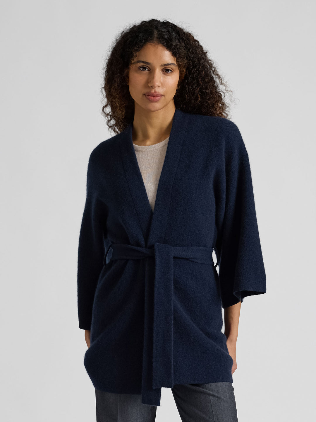 Kashmirjakke "Vera" i 100% ren cashmere. Norsk design fra Kashmina. Farge: Navy / mørk blå.