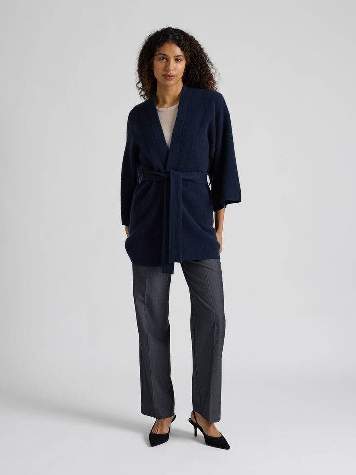 Kashmirjakke "Vera" i 100% ren cashmere. Norsk design fra Kashmina. Farge: Navy / mørk blå.