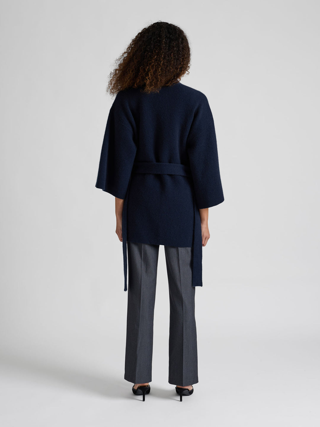 Kashmirjakke "Vera" i 100% ren cashmere. Norsk design fra Kashmina. Farge: Navy / mørk blå.