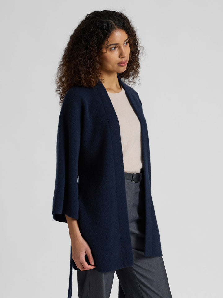 Kashmirjakke "Vera" i 100% ren cashmere. Norsk design fra Kashmina. Farge: Navy / mørk blå.