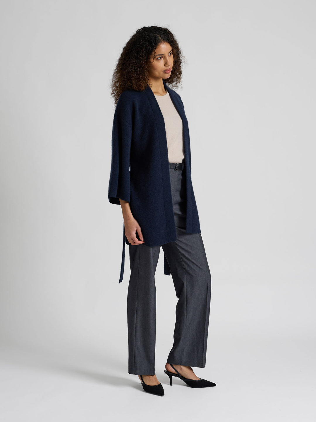 Kashmirjakke "Vera" i 100% ren cashmere. Norsk design fra Kashmina. Farge: Navy / mørk blå.