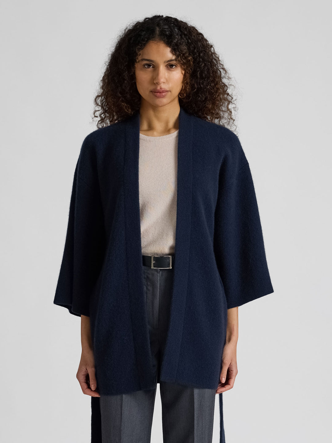 Kashmirjakke "Vera" i 100% ren cashmere. Norsk design fra Kashmina. Farge: Navy / mørk blå.