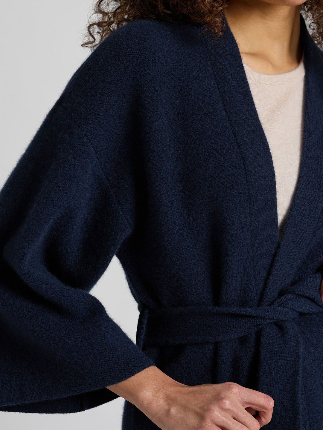 Kashmirjakke "Vera" i 100% ren cashmere. Norsk design fra Kashmina. Farge: Navy / mørk blå.