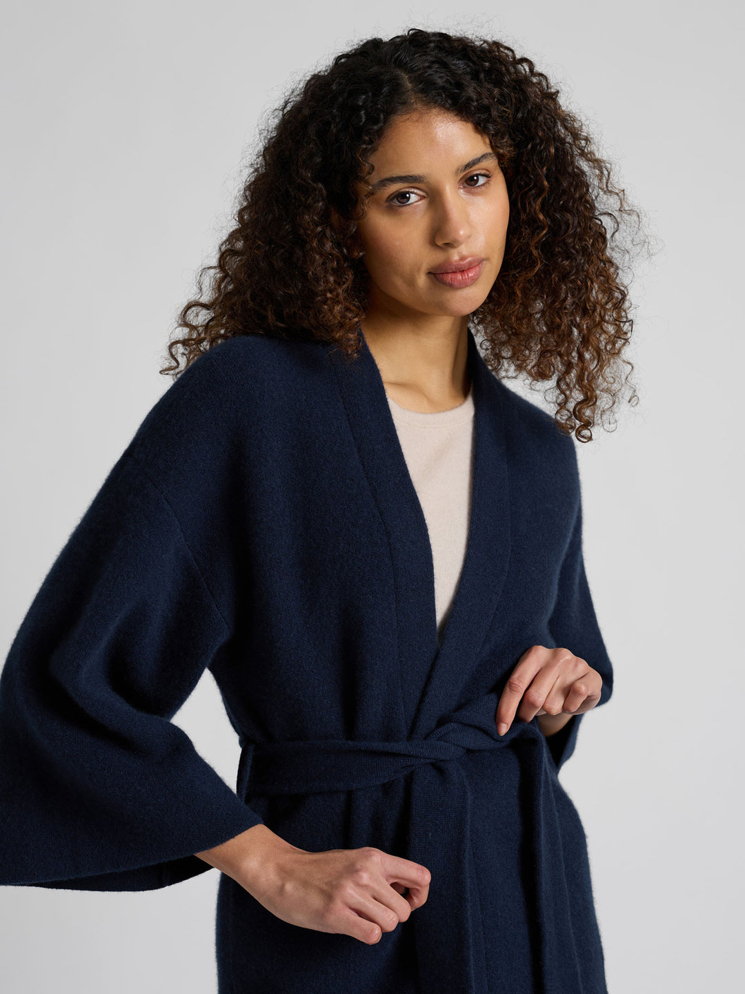 Kashmirjakke "Vera" i 100% ren cashmere. Norsk design fra Kashmina. Farge: Navy / mørk blå.