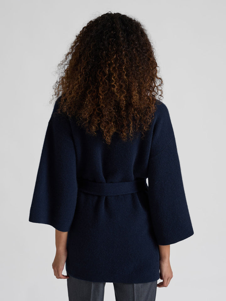 Kashmirjakke "Vera" i 100% ren cashmere. Norsk design fra Kashmina. Farge: Navy / mørk blå.