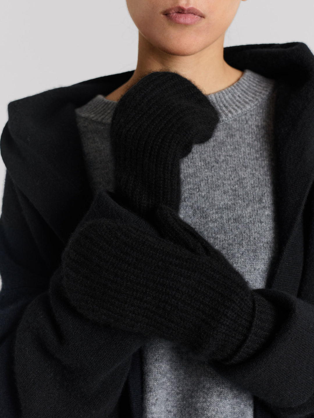 "Elva" votter i 100% ren cashmere. Norsk design fra Kashmina. Farge: Sort.