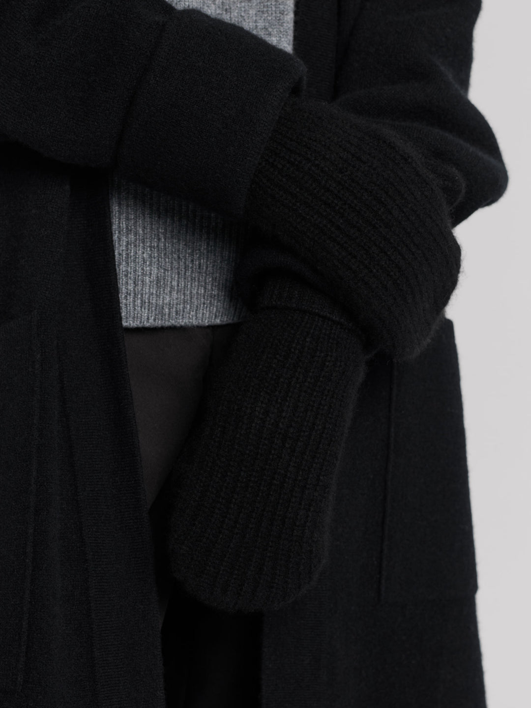 "Elva" votter i 100% ren cashmere. Norsk design fra Kashmina. Farge: Sort.