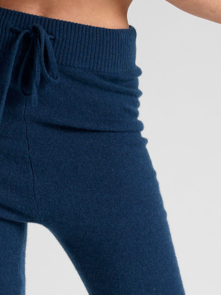 Kashmirbukse chill pants i 100% kasjmir. Farge: Mountain Blue. Norsk design fra Kashmina.