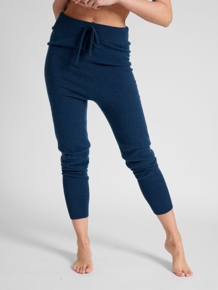 Kashmirbukse chill pants i 100% kasjmir. Farge: Mountain Blue. Norsk design fra Kashmina.