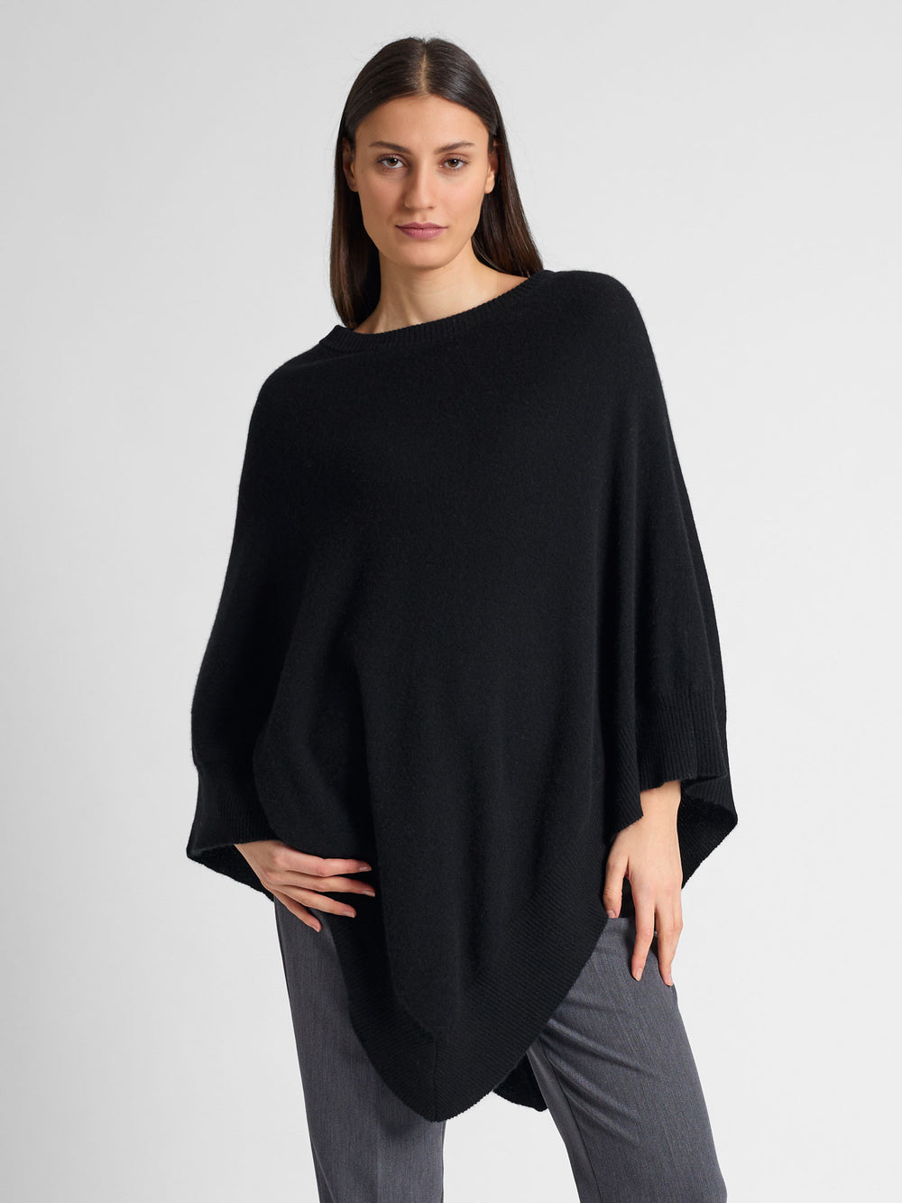 Kashmirponcho "Haddy" i 100% ren kasjmirull. Norsk design fra Kashmina. Farge: Sort.
