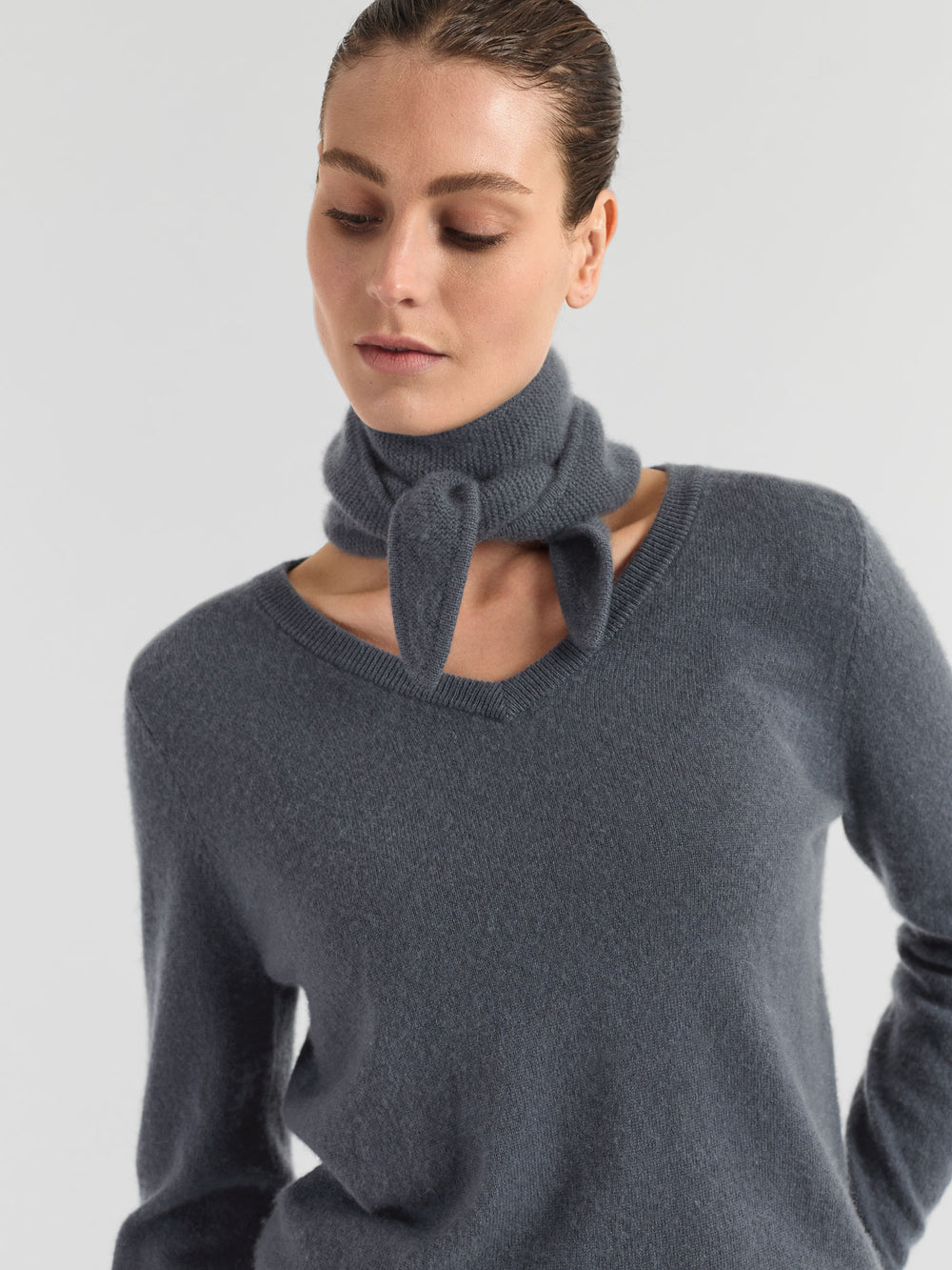 Cashmere skjerf "Alfie" i 100% ren cashmere. Norsk design fra Kashmina. Farge: Blue Fog.