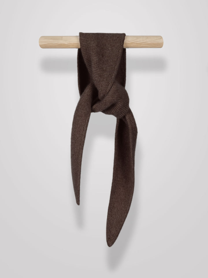 Cashmere skjerf "Alfie" i 100% ren cashmere. Norsk design fra Kashmina. Farge: Dark Brown.