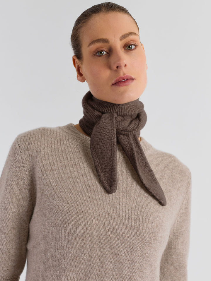 Cashmere skjerf "Alfie" i 100% ren cashmere. Norsk design fra Kashmina. Farge: Dark Toast.