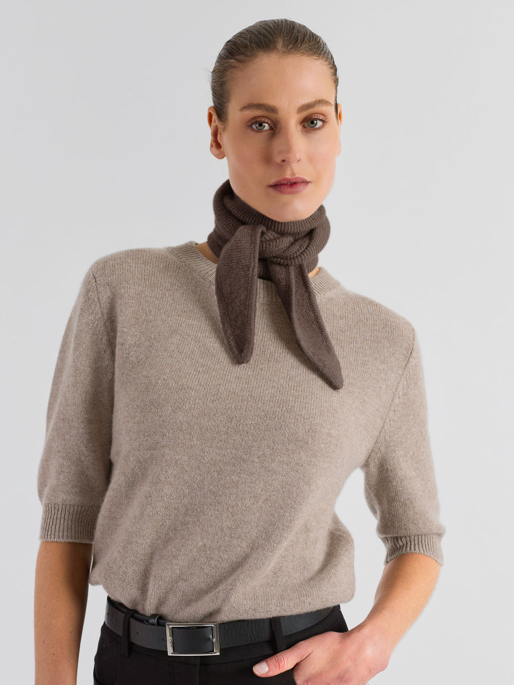 Cashmere skjerf "Alfie" i 100% ren cashmere. Norsk design fra Kashmina. Farge: Dark Toast.