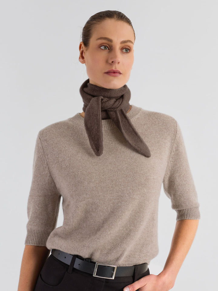 Cashmere skjerf "Alfie" i 100% ren cashmere. Norsk design fra Kashmina. Farge: Dark Toast.