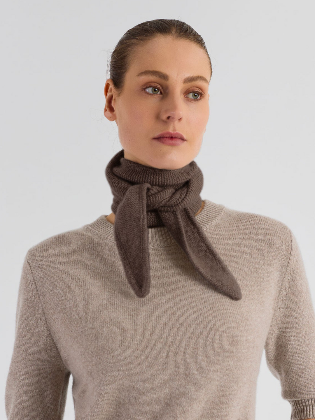 Cashmere skjerf "Alfie" i 100% ren cashmere. Norsk design fra Kashmina. Farge: Dark Toast.