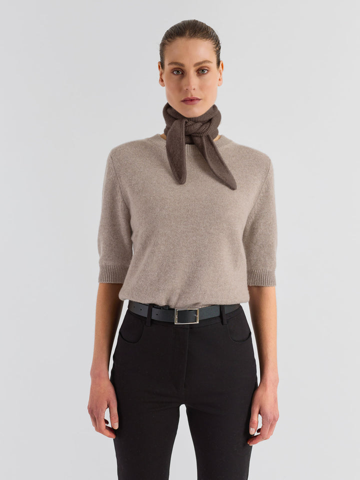 Cashmere skjerf "Alfie" i 100% ren cashmere. Norsk design fra Kashmina. Farge: Dark Toast.