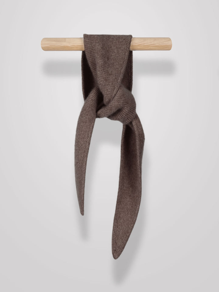 Cashmere skjerf "Alfie" i 100% ren cashmere. Norsk design fra Kashmina. Farge: Dark Toast.