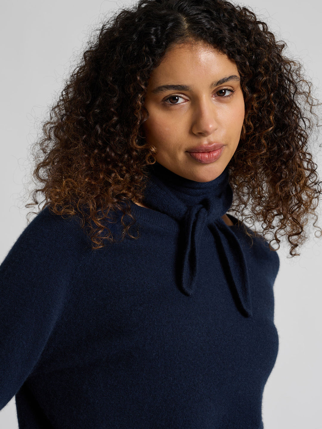 Kashmirkjerf "Alfine" i 100% ren kasjmirull. Norsk design fra Kashmina. Farge: Navy.
