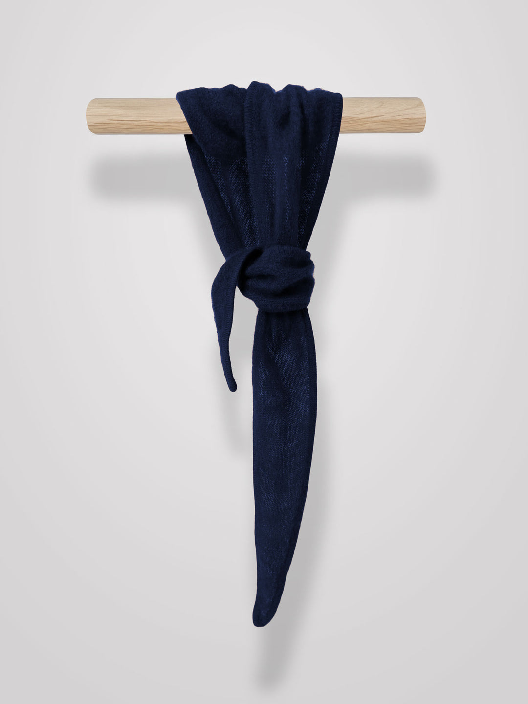 Kashmirkjerf "Alfine" i 100% ren kasjmirull. Norsk design fra Kashmina. Farge: Navy.
