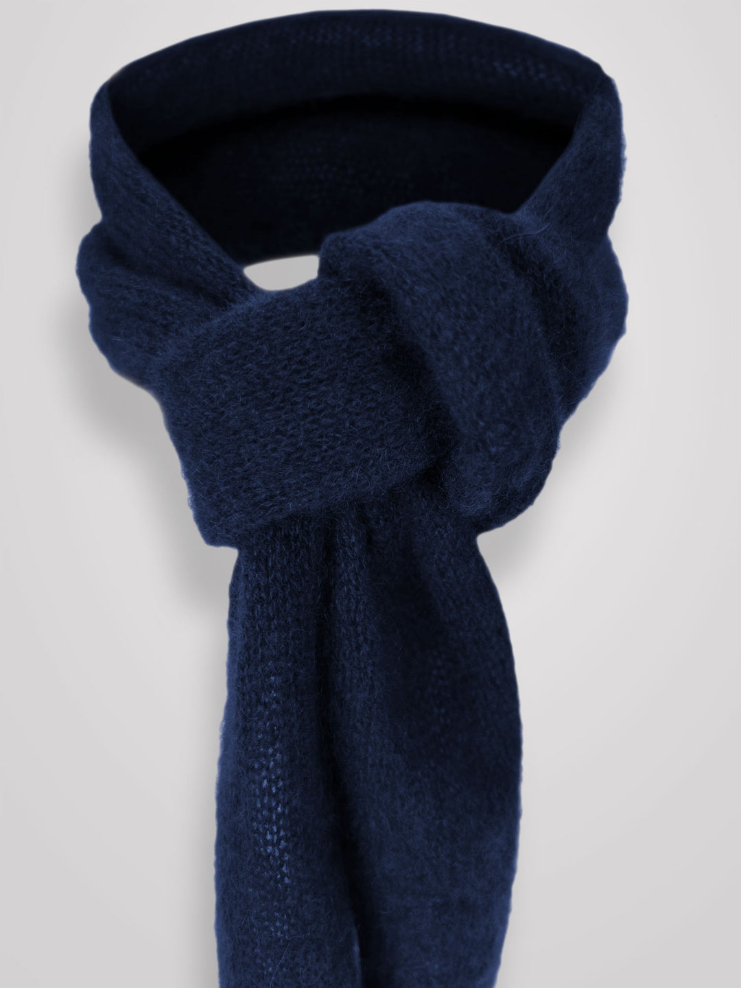 Kashmirkjerf "Alfine" i 100% ren kasjmirull. Norsk design fra Kashmina. Farge: Navy.