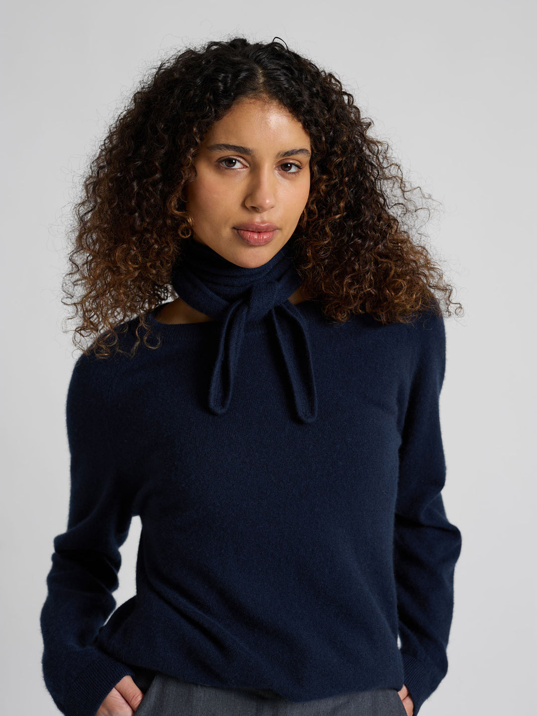 Kashmirkjerf "Alfine" i 100% ren kasjmirull. Norsk design fra Kashmina. Farge: Navy.