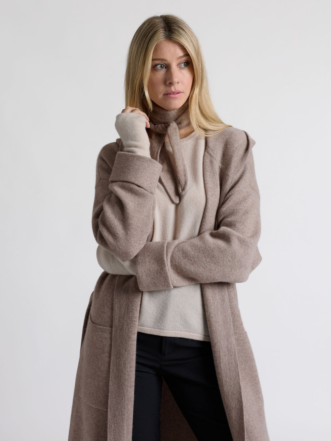 Kashmirkjerf "Alfine" i 100% ren kasjmirull. Norsk design fra Kashmina. Farge: Toast.