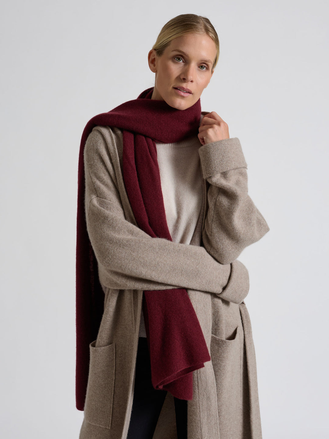 Lett og luftig kashmirskjerf "Flow" i 100% ren cashmere. Norsk design fra Kashmina. Farge: Bordeaux.