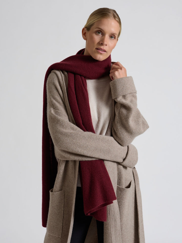 Lett og luftig kashmirskjerf "Flow" i 100% ren cashmere. Norsk design fra Kashmina. Farge: Bordeaux.