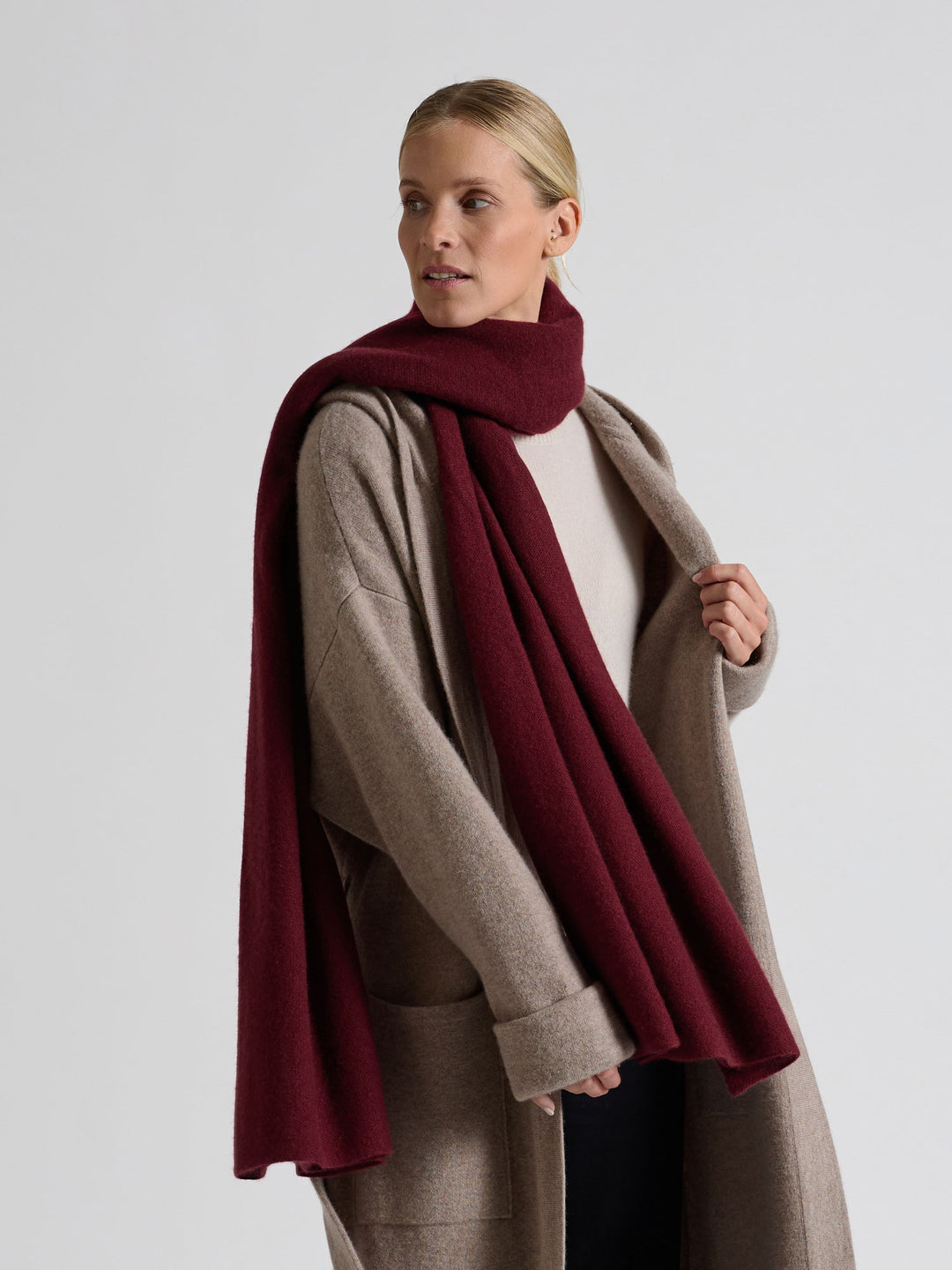 Lett og luftig kashmirskjerf "Flow" i 100% ren cashmere. Norsk design fra Kashmina. Farge: Bordeaux.