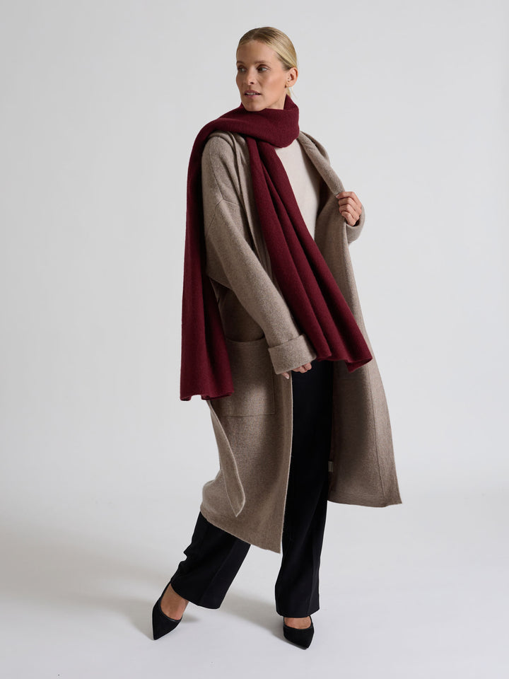 Lett og luftig kashmirskjerf "Flow" i 100% ren cashmere. Norsk design fra Kashmina. Farge: Bordeaux.