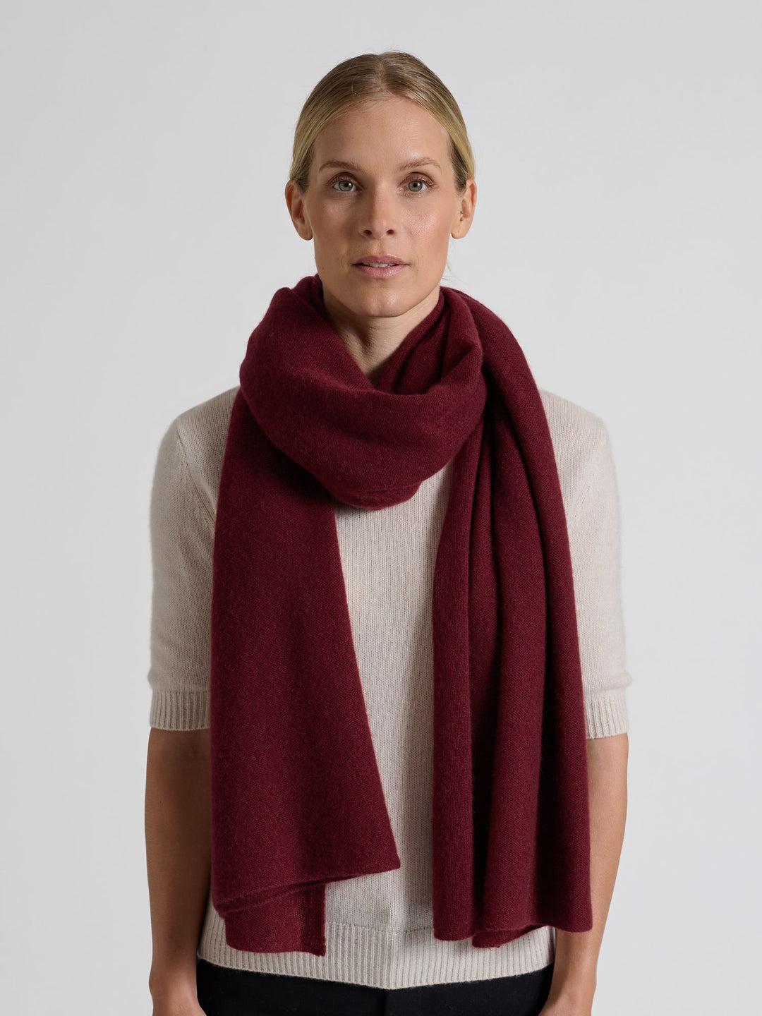 Lett og luftig kashmirskjerf "Flow" i 100% ren cashmere. Norsk design fra Kashmina. Farge: Bordeaux.