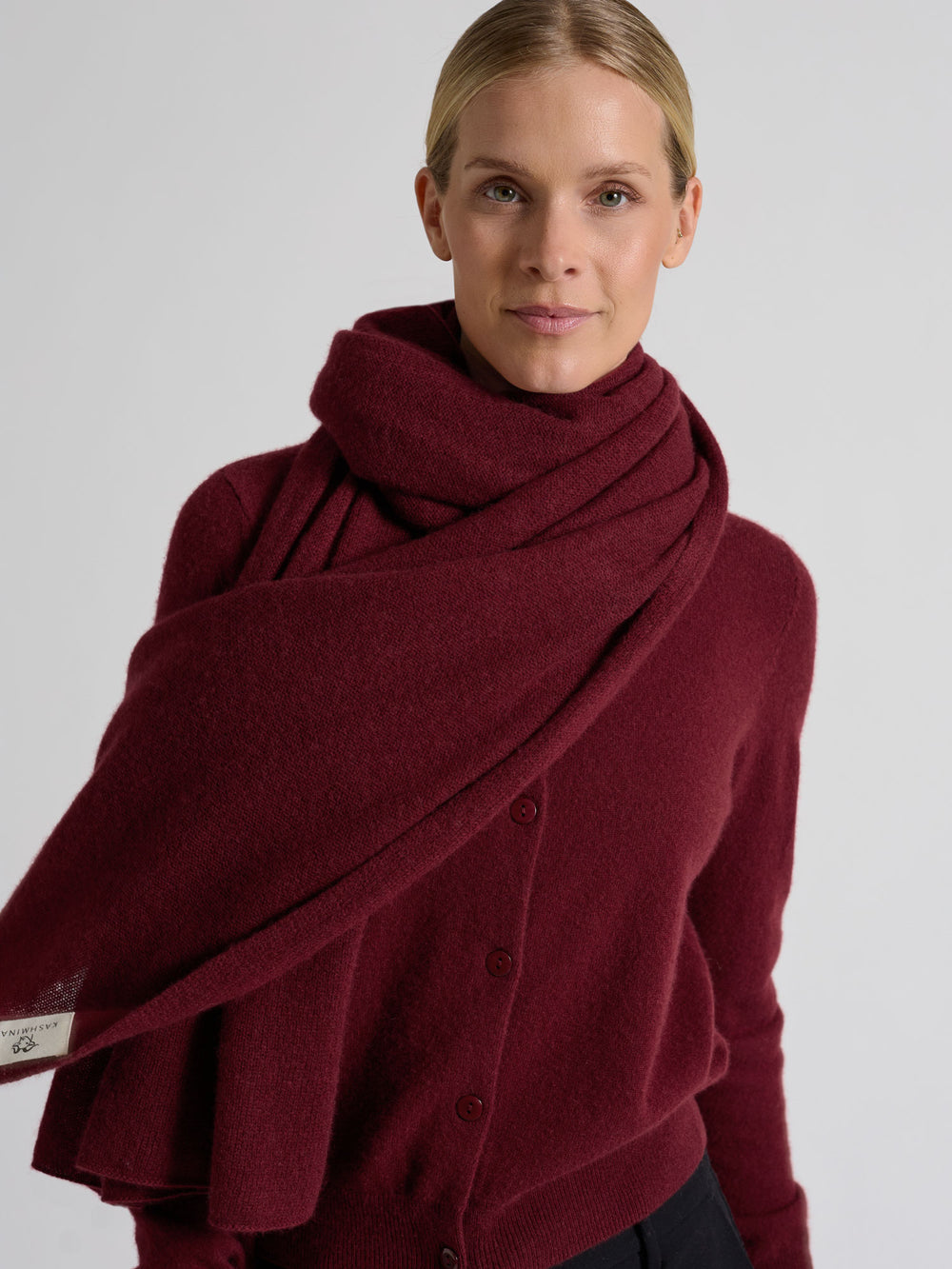 Lett og luftig kashmirskjerf "Flow" i 100% ren cashmere. Norsk design fra Kashmina. Farge: Bordeaux.