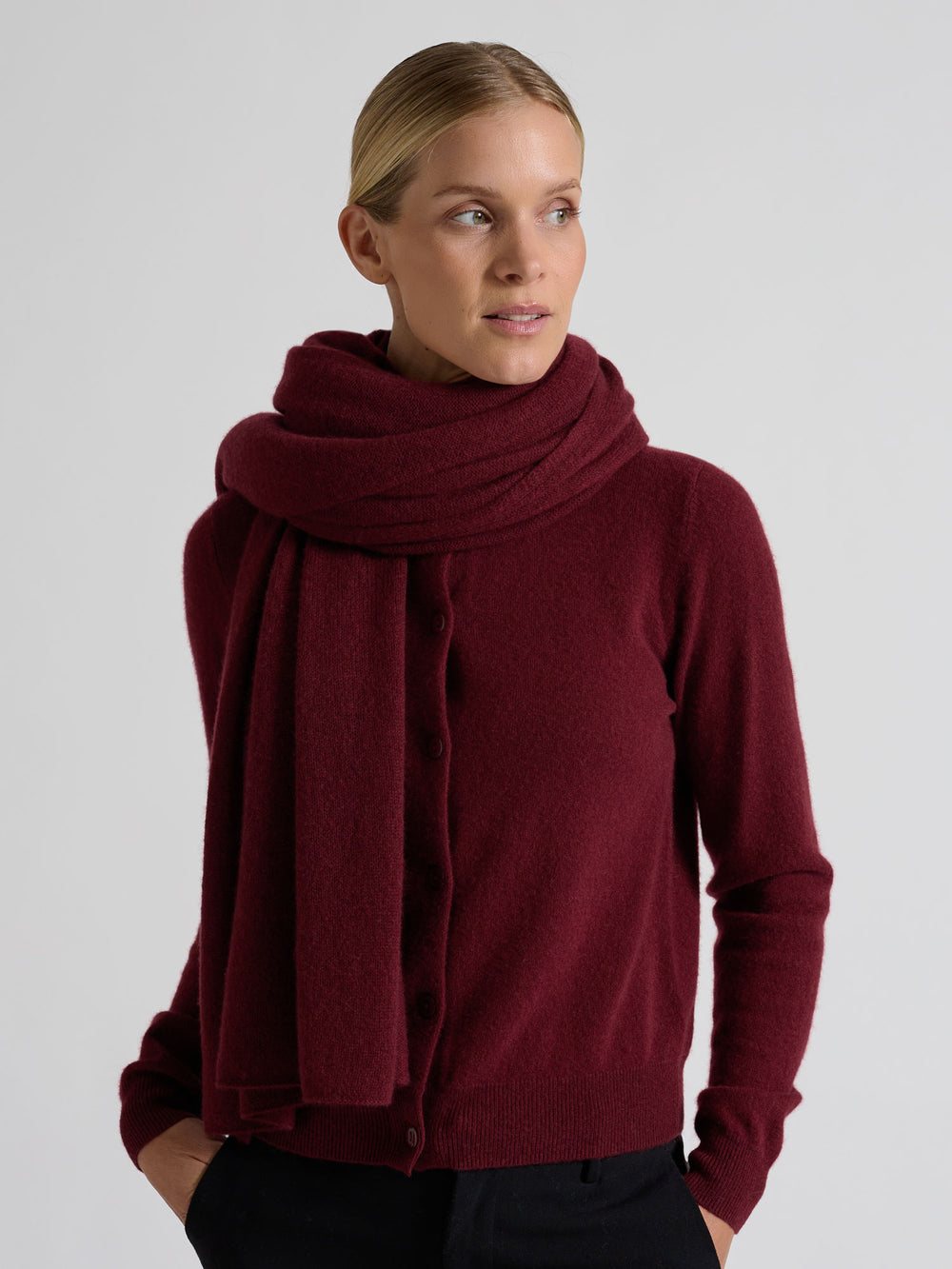 Lett og luftig kashmirskjerf "Flow" i 100% ren cashmere. Norsk design fra Kashmina. Farge: Bordeaux.