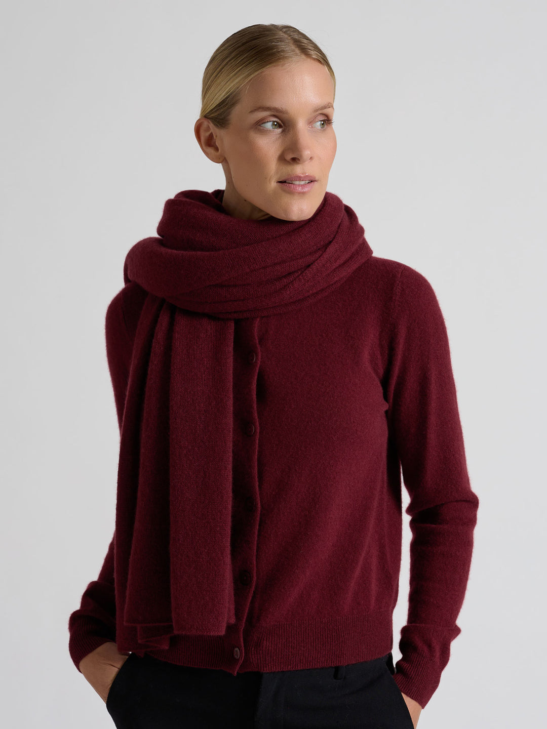 Lett og luftig kashmirskjerf "Flow" i 100% ren cashmere. Norsk design fra Kashmina. Farge: Bordeaux.