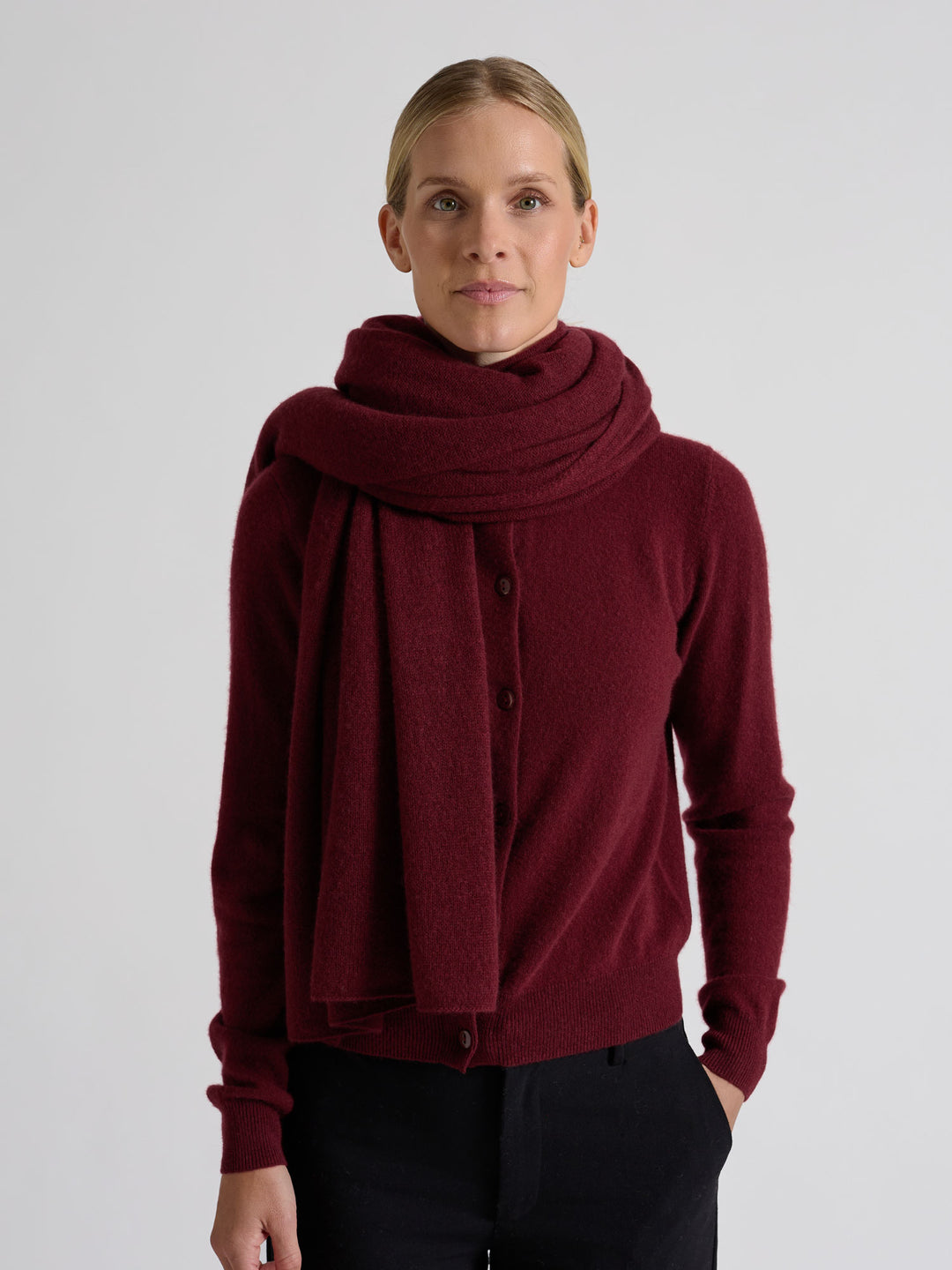 Lett og luftig kashmirskjerf "Flow" i 100% ren cashmere. Norsk design fra Kashmina. Farge: Bordeaux.