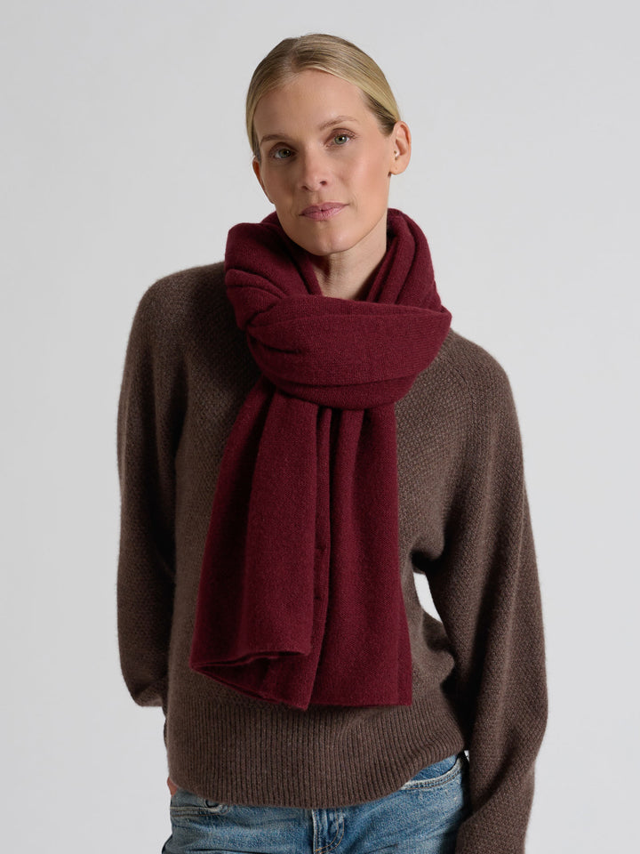 Lett og luftig kashmirskjerf "Flow" i 100% ren cashmere. Norsk design fra Kashmina. Farge: Bordeaux.