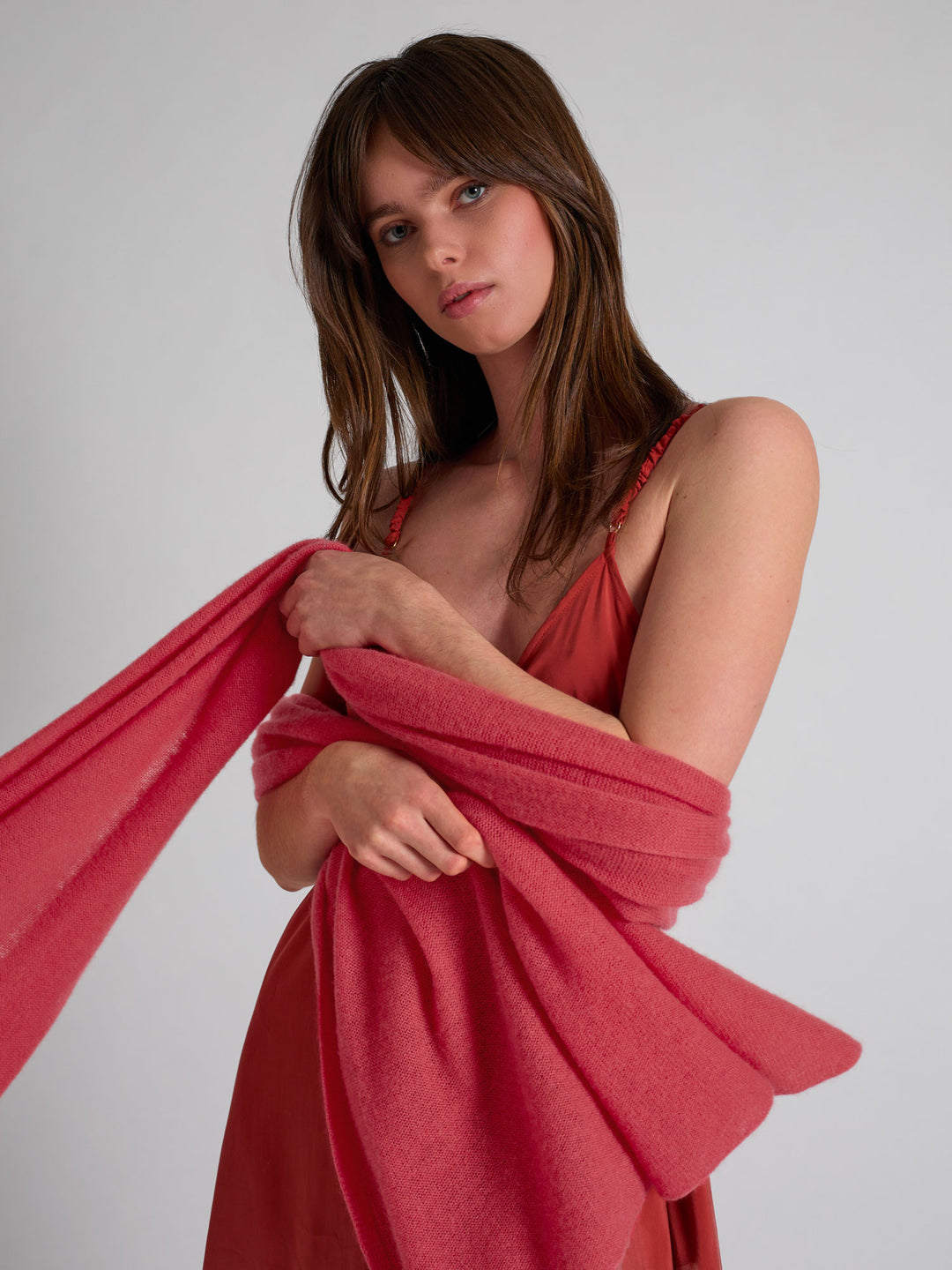 Lett og luftig kashmirskjerf "Flow" i 100% ren cashmere. Norsk design fra Kashmina. Farge; Coral.