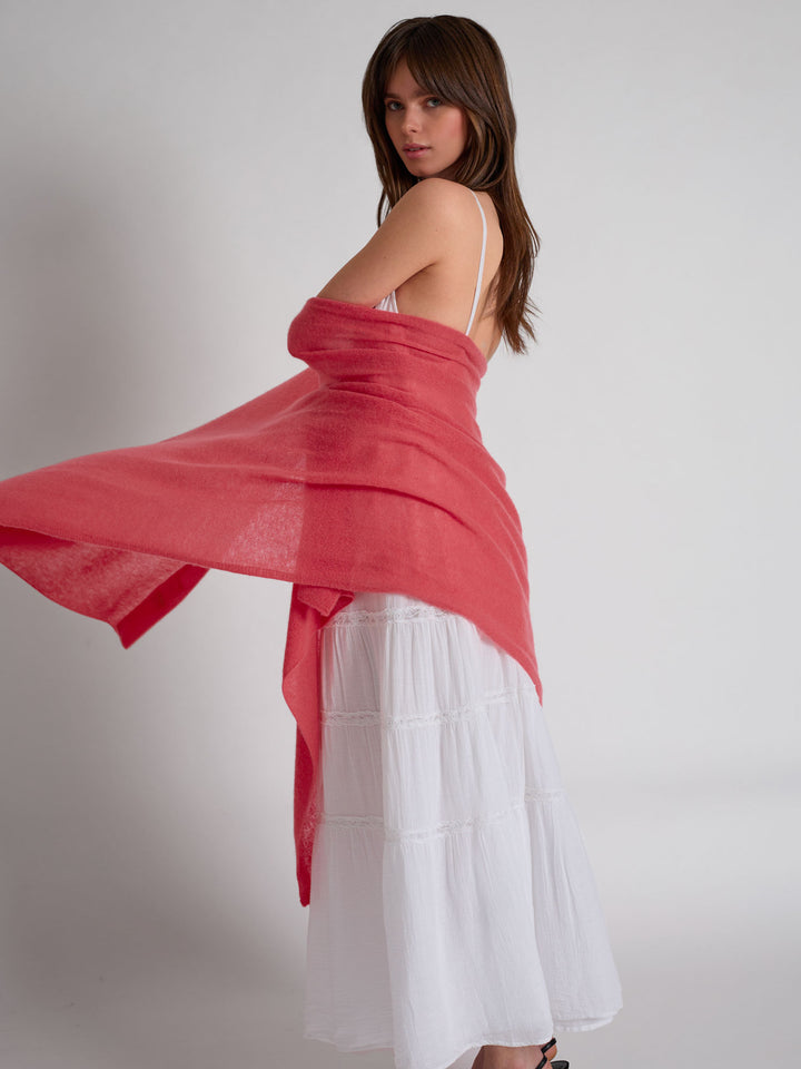 Lett og luftig kashmirskjerf "Flow" i 100% ren cashmere. Norsk design fra Kashmina. Farge; Coral.