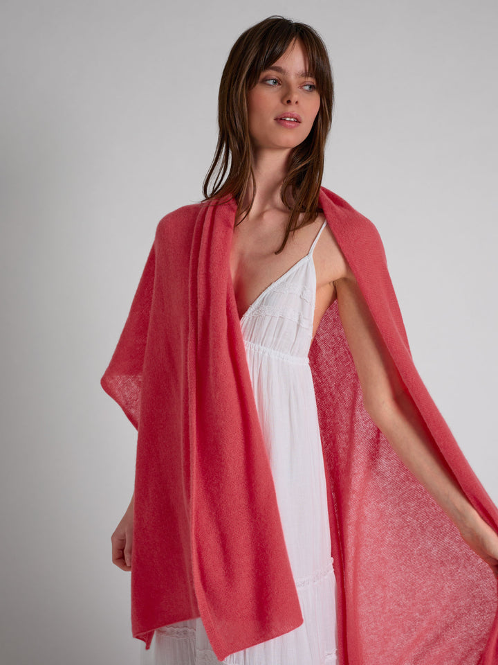 Lett og luftig kashmirskjerf "Flow" i 100% ren cashmere. Norsk design fra Kashmina. Farge; Coral.