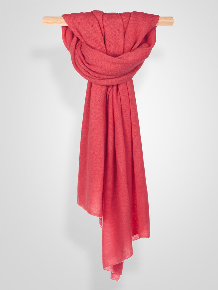 Lett og luftig kashmirskjerf "Flow" i 100% ren cashmere. Norsk design fra Kashmina. Farge; Coral.