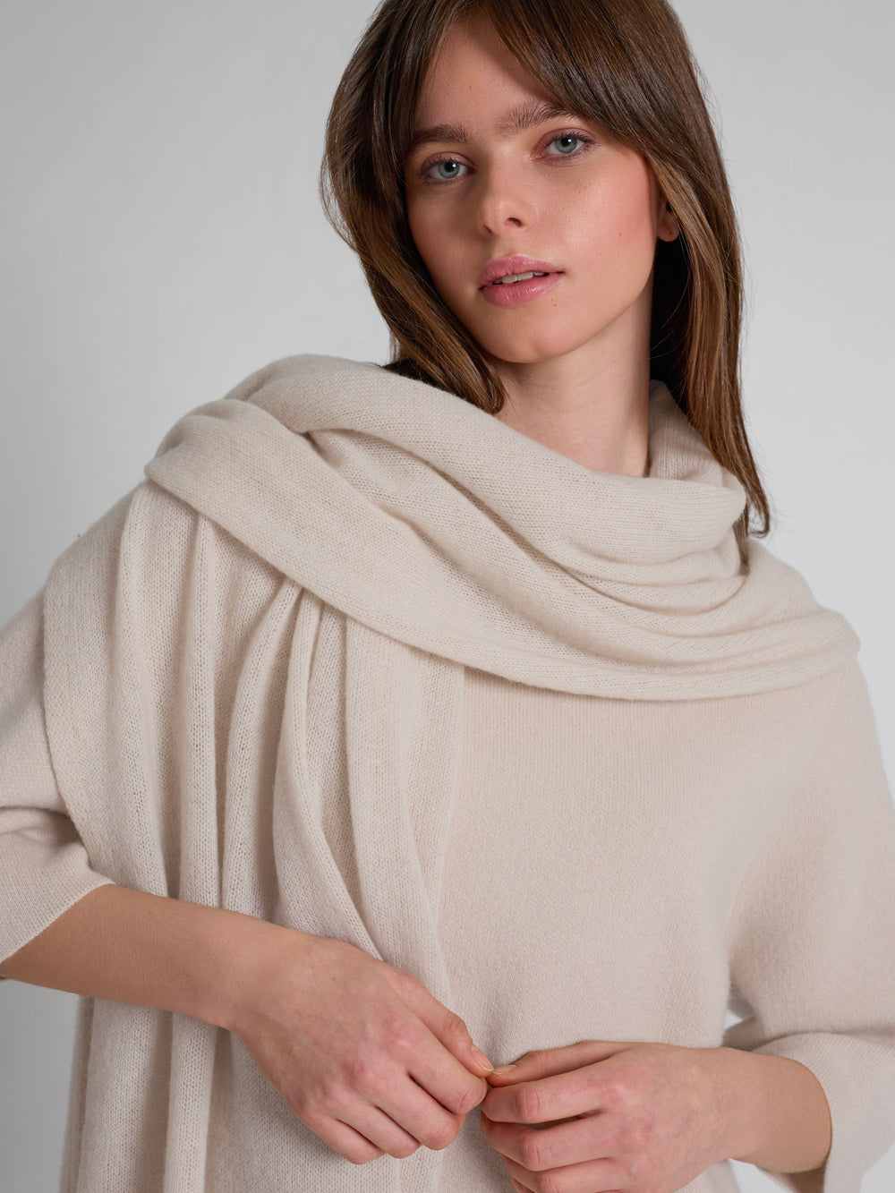 Kashmirskjerf "Flow" florlett skjerf i 100% ren kashmir. Norsk design fra Kashmina. Farge: Cream.