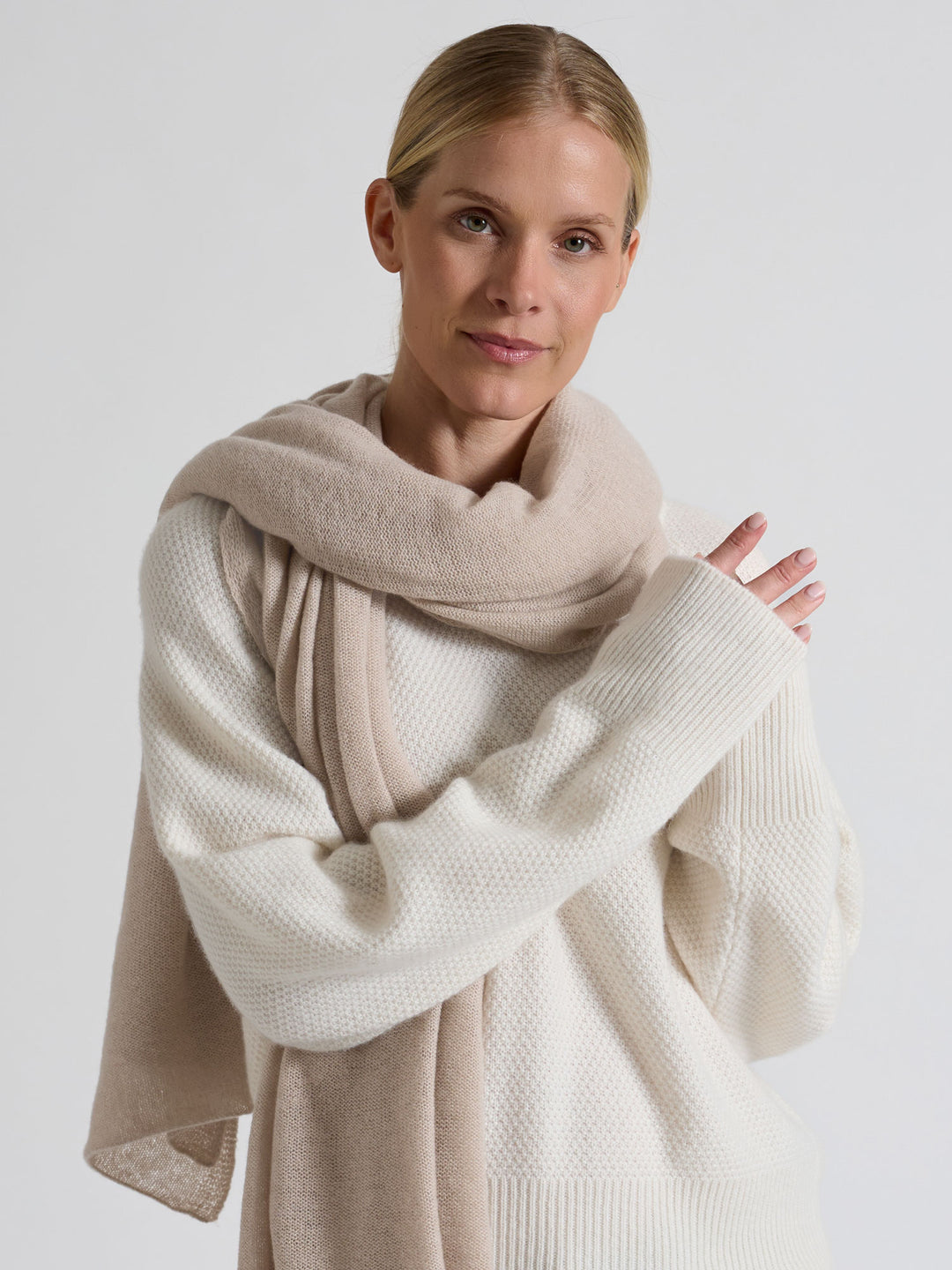 Kashmirskjerf "Flow" florlett skjerf i 100% ren kashmir. Norsk design fra Kashmina. Farge: Cream.