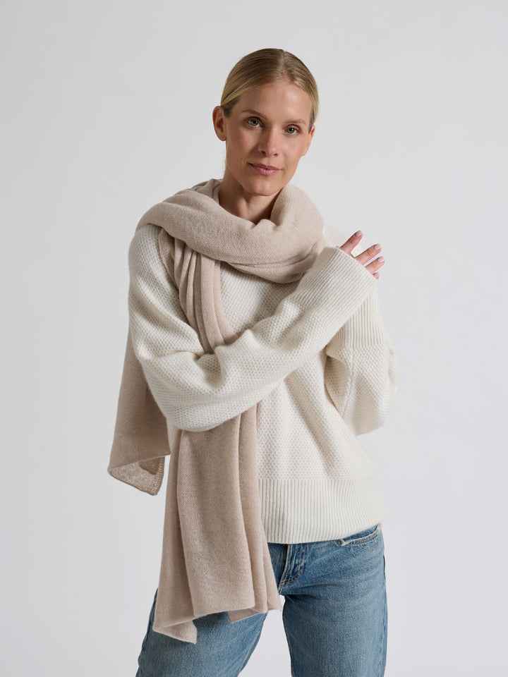 Kashmirskjerf "Flow" florlett skjerf i 100% ren kashmir. Norsk design fra Kashmina. Farge: Cream.