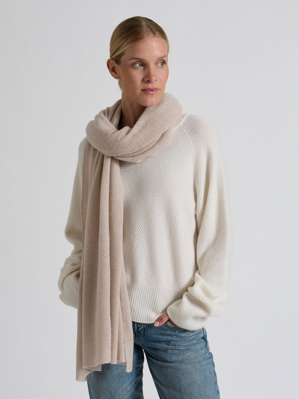 Kashmirskjerf "Flow" florlett skjerf i 100% ren kashmir. Norsk design fra Kashmina. Farge: Cream.