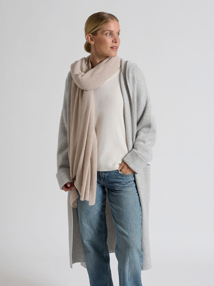 Kashmirskjerf "Flow" florlett skjerf i 100% ren kashmir. Norsk design fra Kashmina. Farge: Cream.
