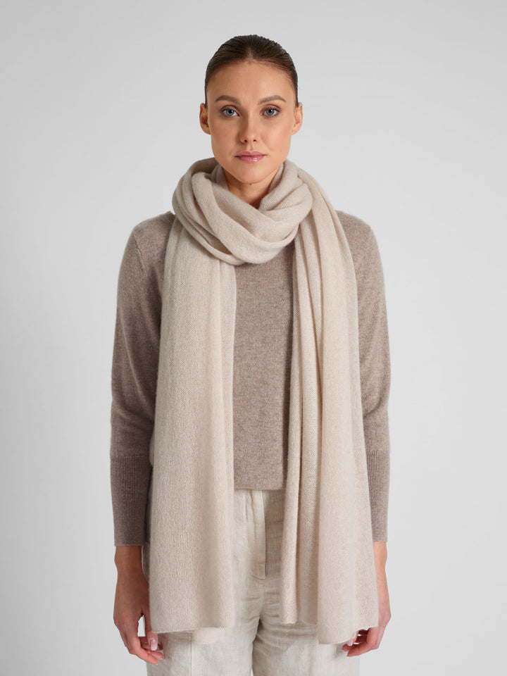 Kashmirskjerf "Flow" florlett skjerf i 100% ren kashmir. Norsk design fra Kashmina. Farge: Cream.